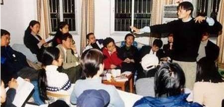 2年后的1999年，马云带着他的十八罗汉，在从北京返回浙江杭州后，开始了苦逼的创业！